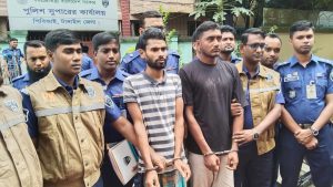 দুই যুবককে চিনে ফেলায় হত্যা করা হয় সাংবাদিকের মাকে