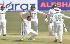 চট্টগ্রাম টেস্টের তৃতীয় দিন শেষ, আলোতেও কাটেনি আঁধার