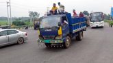 ঝুঁকি নিয়ে ট্রাক-পিকআপে বাড়ি ফিরছে ঘরমুখো মানুষজন