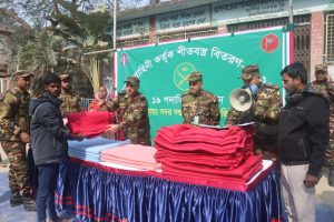 টাঙ্গাইলে সেনাবাহিনীর শীতবস্ত্র বিতরণ